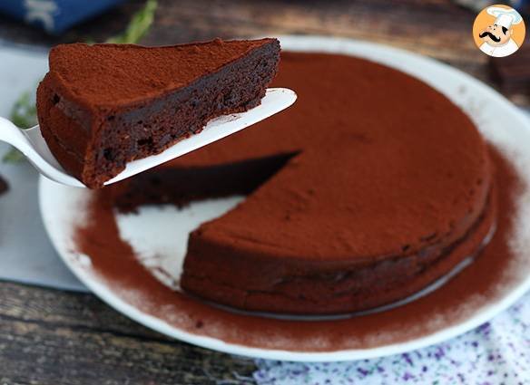 Decadent homemade chocolate mousse cake: A heavenly treat!