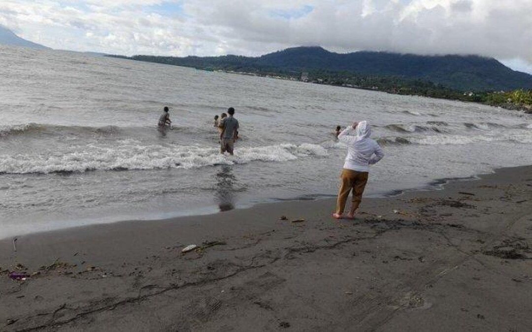Hanya 12 Menit dari Manado: Temukan Pantai Indah Siapakah yang Pas Untuk Liburan Lebaran 2025 dengan Pemandangan Pulau dan Gunung