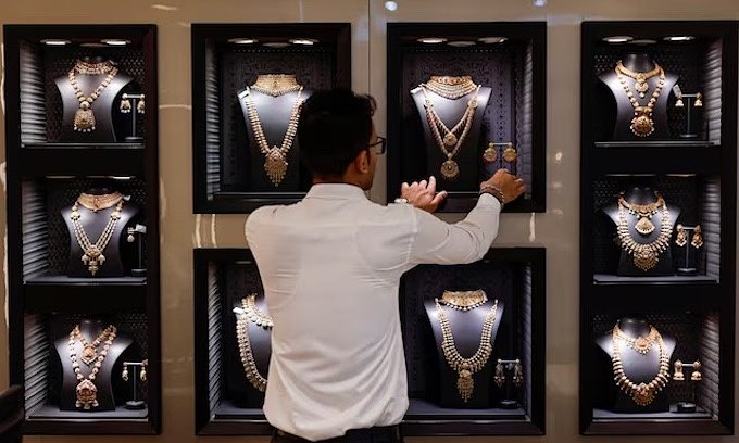 Asia’s Shoppers Rush to Redeem Old Jewellery and Coins