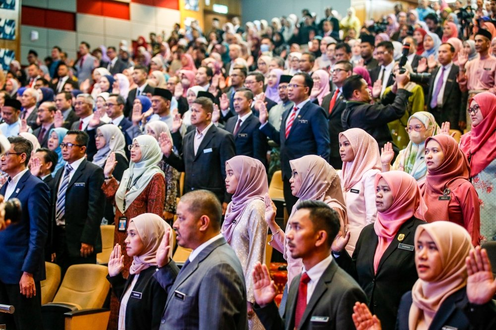 How Much Debt Is Too Much for Civil Servants? Bankruptcy Spike Fuels Reform Calls in Malaysia