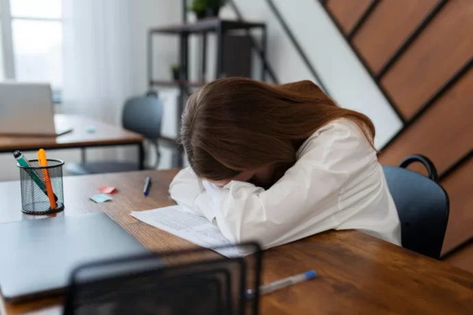 Tidur dengan TV Nyala: Rahasia Psikologis di Balik Kebiasaan Unik Ini