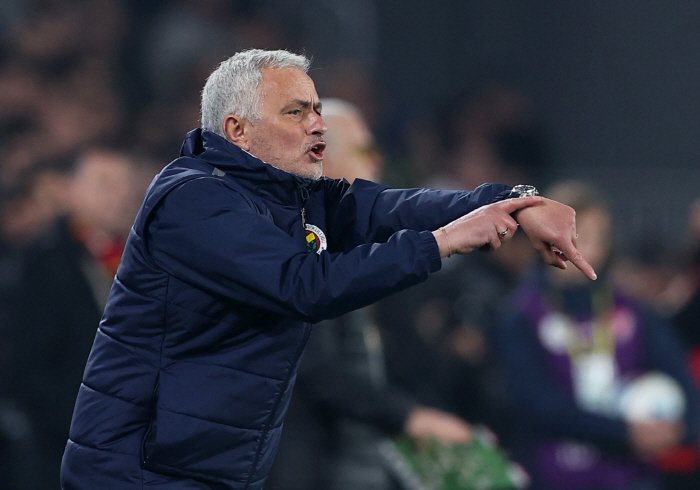 Mourinho Crosses the Line Again: Travel Limit Violation Leads to Coach Confrontation — What’s Next for His Career?